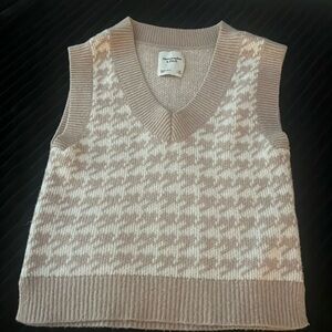 Like new!! Abercrombie &  Fitch sweater vest //womens xs